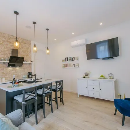 Arcus - Peaceful Terrace In Center Apartamento